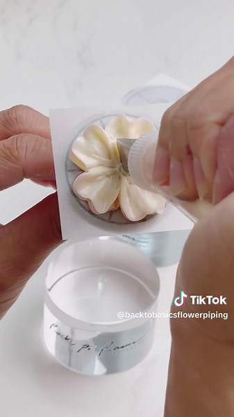 One of my struggles when i first started piping flowers, was HOW and WHERE to add layers, to make the flower look fluffy and flowy. Here are two ways you can begin practicing. As you get more comfortable, you will be able to add fluff effortlessly! #backtobasicstips #buttercreamflower #buttercreamdecoration #cakedecoration
