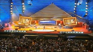 Delta V - "Un'estate fa" 2001 Un'estate fa è la versione italiana di Une belle histoire, canzone scritta e interpretata da Michel Fugain, con testo italiano di Franco Califano, incisa da lui stesso anche in italiano. Nel 1972 i primi a cantarla furono gli Homo Sapiens. Nel 2001 è stata reinterpretata dai Delta V, con la voce di Gi Kalweit, come anticipazione dal loro terzo album Monaco '74. Il singolo ottiene un discreto successo estivo e porta il gruppo ad esibirsi al Festivalbar. | L'Italia ch