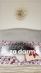 Pomysł na wianek z kartek papieru 😍 Wykorzystaj starą książkę, do której już nie wrócisz, albo resztki tapety, by dodać kolor i wyjątkowy styl. Wystarczy odrobina gorącego kleju, trochę cierpliwości i już mamy oryginalny wianek — nie tylko na święta! ✨ Lubicie takie proste DIY? #wianek #christmasdiy #swiatecznedekoracje | Malwina.melissa