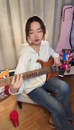 【04-03 22点】PinkBass直播录播切片《这个吉他怎么没有声音？！》
