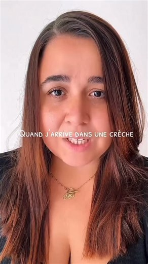 Coralie & Charlotte – Formations Petite Enfance | Snoezelen on Instagram: "Quand j’arrive dans une crèche et qu’elles sont toutes fières de me dire qu’elles ont déjà acheté plein de matériel lumineux… 😩 Je vous comprends, vraiment. En même temps en France le Marketing petite enfance fait tout pour vous faire croire que Snoezelen c’est une salle avec pleins d’objets lumineux. Moi aussi, quand je travaillais en crèche il y a longtemps, j’ai acheté pleeeeeins de lumières en pensant « faire du Snoe