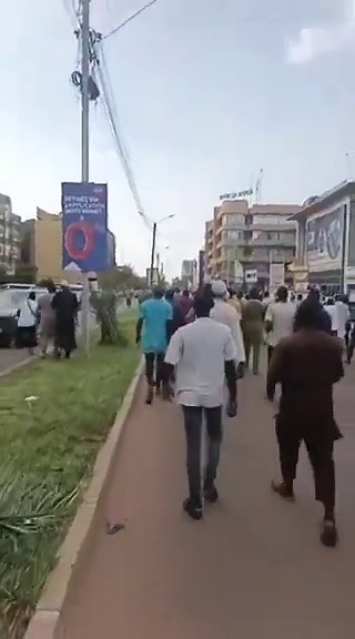 🚨🇧🇫Burkina Faso : la colère monte à Ouagadougou après l’arrestation du Dr Mohammed Ishaq Kindo, président du Conseil des oulémas sunnites du Burkina Faso. Des vidéos de manifestations dans la capitale, circulent depuis plusieurs heures, alors que plusieurs proches affirment que l’imam de 65 ans a été violemment agressé lors de son interpellation. La junte burkinabè n’a toujours pas communiqué sur les raisons de sa détention.