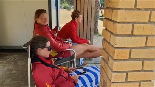 KYK- Victoriabaai is lekker winderig op die laaste Saterdag voor die skole weer begin. Quinton Agulhas (18) wat vanjaar sy laaste skooljaar by Olympia-vaardigheidskool begin is dit eens dat die seewater minstens buitengewoon warm is. Dit is 'n troosprys vir diegene wat langtand is om terug te keer na die skool- en werksbanke. Video: Michelle Pienaar | George Herald