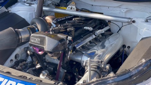 グランツーリスモD1GPシリーズ第9戦TOKYO DRIFT公式練習日。まもなく最初のチェック走行スタート。各チーム暖機を始めています。 #D1GP | D1 GRAND PRIX SERIES