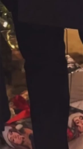 T8mcrae.germany on Instagram: "the best wrapping paper ever 🎄🎁 @tatemcrae #tatemcrae #christmas #t8 #wrappingpaper Video: sarahm.t8 | TikTok"