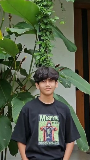 farrie on Instagram: "Gimme them🖐🏻 . . . . . #trending #hairstylist #outfit #model #reels #fashion #fashionmodel #ootd"