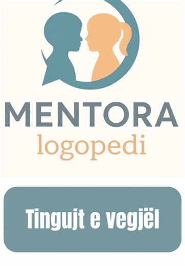 Lër hapësira bosh dhe përsërit këngë me pjesë të thjeshta për të nxitur fjalët e para. Shumë prindër flasin vazhdimisht me qëllimin më të mirë, por pa e kuptuar i heqin fëmijës mundësinë për të reaguar. Kur ndalon për 3–5 sekonda dhe pret, fëmija ka kohë të përpunojë atë që dëgjon, ta lidhë fjalën me kuptimin dhe të provojë të përgjigjet — qoftë me një tingull, një rrokje apo një gjest. Këto janë hapat e parë drejt të folurit. Këngët me fjalë të thjeshta dhe me shumë përsëritje janë një mjet shu