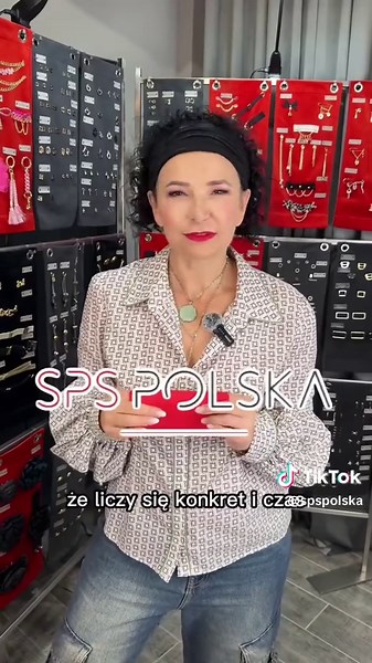 📌 Masz tylko szkic na serwetce? Dla nas to wystarczy. W SPS Polska wiemy, że dobry pomysł nie potrzebuje skomplikowanego briefu. Wystarczy logo albo prosty rysunek, a my zajmiemy się resztą. ✔ Już podczas konsultacji otrzymujesz od nas: – wizualizację logowanego detalu – konkretną wycenę I to wszystko maksymalnie w 7 dni roboczych. Po Twojej akceptacji tworzymy prototyp i uruchamiamy produkcję - w 100% w Polsce. Efekt? Gotowy detal, który od razu wdrażasz do swojej kolekcji, opakowania albo pro