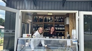 Krámek v Březnici nabízí zmrzlinu, víno, kváskový chleba i komunitní akce