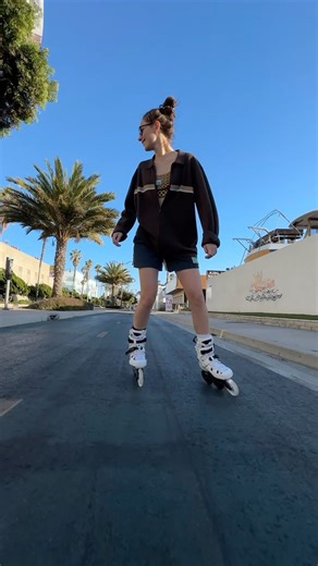 🍂Fall sun feels different. It’s softer, more diffused. Trying to catch as much sun as I can.. #inlineskating #inlineskates #frskates #myfrskates #rollerblading #rollerskating #skateeveryday | Yulia Ushakova