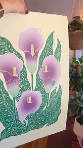 The making of one Calla Lily block print by hand 🤍💜💚 Though there are many moments where something can go wrong, I’ve made enough mistakes to learn how to work in a way that gives me a result that I’m happy with. Some troubleshooting tricks I’ve learned: I mix @speedball_art ink retarder with my inks to help slow the drying time. I make my “puzzles” in a way that is easy to assemble quickly, cutting clean lines with my @excelblades hobby knife into ReadyCut rubber blocks. I use @legionpaper S