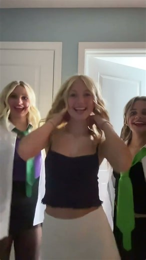 #female #joker #cosplay #dc #villain #purple #croptop #green #satin #necktie #button #miniskirt 1