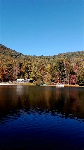 🍁 Leaf Watch Update | October 23, 2025 🍂 Autumn has officially arrived at Vogel! Brilliant reds, golds, and oranges are spreading fast across the mountains. Cool mornings, crisp air, and reflections on the lake make this one of the most beautiful times to visit. Plan your fall getaway soon—this weekend should be stunning! #VogelStatePark #LeafWatch2025 #FallInTheMountains #ExploreGeorgia #GaStateParks | Vogel State Park