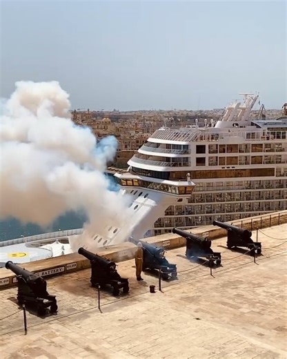 📍Saluting Battery, Upper Barrakka Gardens, Valletta, Malta🇲🇹 Explore Malta/Gozo at your own pace with Bolt Thanks instagram.com/amanda.sdb for her video. #lovemalta #valletta #malta #visitmalta #malteseislands | LoveMalta