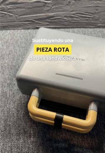 A veces, una pequeña pieza de plástico es la diferencia entre seguir usando tu electrodoméstico favorito o tirarlo a la basura. En este caso, nos trajeron una pieza rota de una sandwichera que ya no tenía repuesto oficial.🧐 ¿Nuestra solución? 1️⃣ Tomamos medidas exactas de la pieza original. 2️⃣ La modelamos en 3D respetando cada anclaje. 3️⃣ La fabricamos con materiales resistentes al uso diario. #Reparacion3D #Sostenibilidad #Impresion3D #ejex #zerowaste