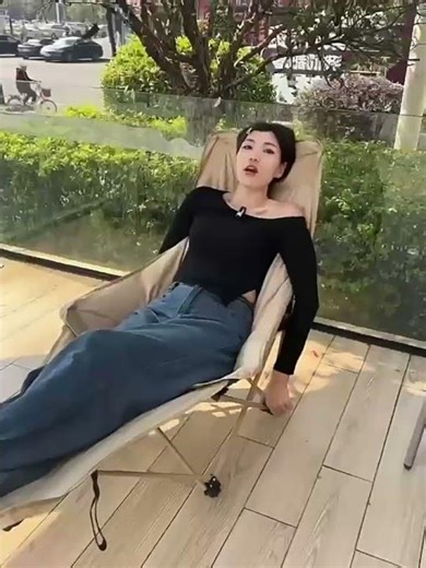 この折りたたみラウンジチェアで、お庭で最高の昼寝タイム✨ 外でもフルリラックス