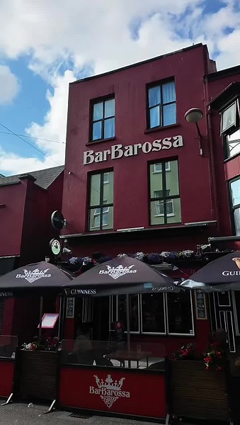 Come join us at BarBarossa today for a bite to eat and a tasty drink while you watch the world go by. 🥳 Our cosy booths are perfect for catching up with old friends. 🍻🍔 #BarBarossa #Cork #CorkCity #CorkCity #Cork #CorkBar #BarsOfCork #Beers #PureCork #VisitCork #NightsOut #corkcitycentre #bar