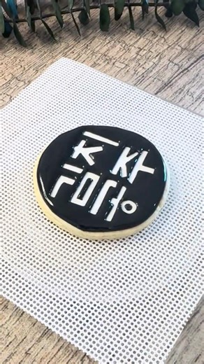 Royal Icing Art – Logo Cookie für Kimchi Princess Berlin | by the Reversed Technique