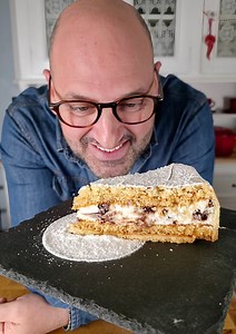 Cassata al Forno una Poesia...😍 Ingredienti👇 Frolla 400g farina 00 140g zucchero a velo 170g strutto 1 uovo medio intero 2 tuorli medi pasta d'arancia e limone 1 bacca di vaniglia sale qb Farcia 600g ricotta di pecora 200g zucchero semolato 60g gocce di cioccolato cottura forno statico 175° per 45' minuti stampo da 24 cm alto 5 cm Pan di spagna 3 uova 113 g zucchero 113 g farina 00 38 g fecola di patate cottura 185 gradi per 35 minuti statico procedimento pan di spagna👇 monta uova e zucchero 