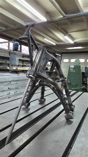 New frame vs. old frame — the numbers are in! 🔥 The new R1300RR frame is 3.2 kg lighter than the stock BMW frame. Powdercoat is still missing, but that will add maybe 300–400 g max. And the best part? It’s not just lighter — it’s stronger. • Front section = more rigidity • Rear section = at least as strong as OEM, if not stronger BMW definitely left some performance potential on the table… and we picked it up. 😉 The rally-spec rear frame weighs 3.4 kg, about the same as the OEM aluminium versi