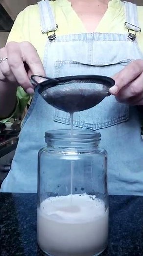 How to make natural insect repellent- garden. 2 ingredients- water💧 & garlic🧄