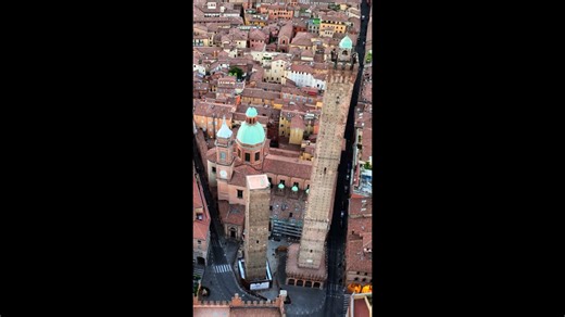 Bologne vue du ciel : les merveilles médiévales à travers les yeux d'un drone.