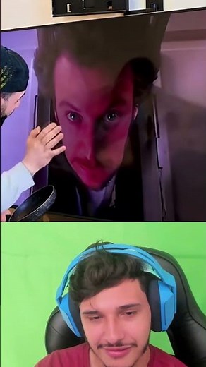 Pessoas interagindo com a TV