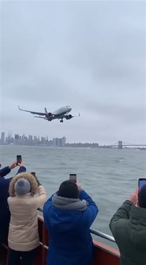 Passenger Plane Makes Emergency Water Landing as Onlookers Watch in Shock New York City — A commercial passenger jet was forced to make an emergency landing in a river Wednesday afternoon after experiencing a sudden in-flight emergency, sending shockwaves through nearby waterfront crowds who captured the dramatic moment on their phones. Video from the scene shows the aircraft flying unusually low beneath a major suspension bridge before touching down on the water’s surface, kicking up a massive 