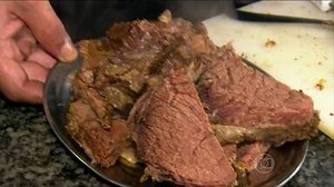 Aprenda a cozinhar costela e frango no bafo