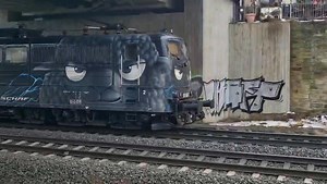 Deutsche Bahn - 09.02.2026 - Hannover Anderten-Misburg “Das schwarze Schaf” von Altmark- Rail kommt mir zufällig vor die Linse. Bei der DB ausgemustert, ist die 6-achsige schwere Güterzuglok der Baureihe 151 bei Privatbahnen noch weiterhin im Dienst. | Stefan Last