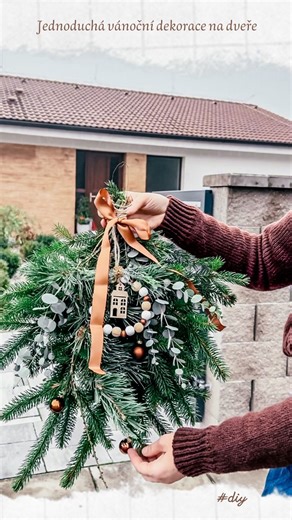 Radka Pecova | DIY | Napady | Interier on Instagram: "Hledáš jednoduchou vánoční dekoraci na dveře? Tak zkus tenhle návod. Takhle snadno si ji vyrobíš ha par minut a určitě to zvládneš i ty. Stačí ti pár větviček jehličí a eukalyptu, které svážeš drátkem. Přidala jsem mašli a ozdůbky v trendy čokoládové barvě. Za pár korun z Action. Vánoční ozdůbky kolem 50 Kč Dřevěná ozdoba Action 30 Kč Stuha h&m home 79 Kč . . . #diy #vanoce #vanoce #vanocnidekorace #diychristmas #christmas #inspirace #tips #c