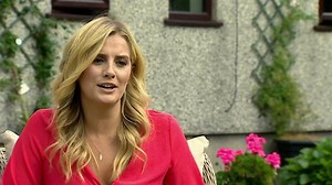 Elin Fflur: 'Angen mwy o drafod ar IVF'