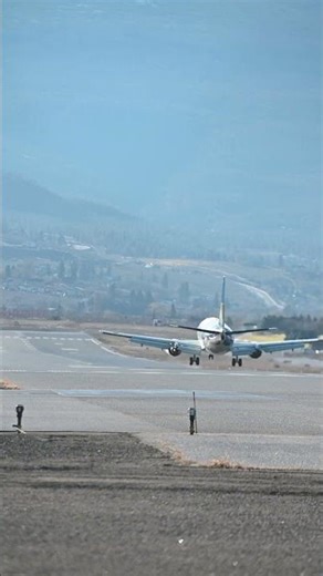 Canadian North 737-300 (C-GZCN) Landing CYLW Runway 16. Feb 8th, 2026