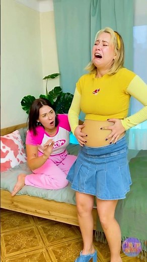 She Fell For The Fake Belly Trick! 😆🤰 #funny #pranks #prank #lol