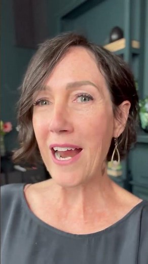 Easy paper flowers for beginners | Visit the Lia Griffith site to learn more