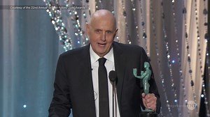 Jeffrey Tambor Dedicates His SAG Award to Transgender Men and Women