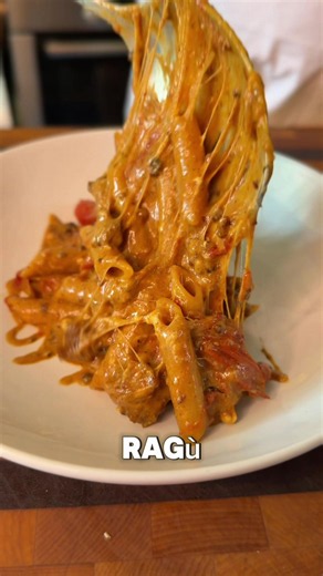 Ragù estivo con salsiccia, pomodorini e burrata
