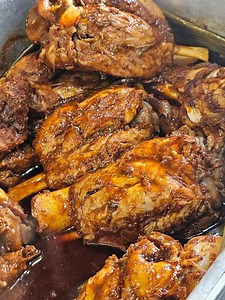 No podía faltar la receta CHAMORROS de puerco adobados antes de acabar el año Anoten la receta les va a encantar. Tuesta 15 chiles guajillo y 2 anchos. Limpios sin semillas. Tuesta tambien en un sarten o comal media cucharada de pimienta negra media cucharada de cilantro bolita Media cucharada de tomillo 1/4 de cucharada de comino 1 vara de Canela, 2 clavitos de olor 1 cucharada de orégano Unos 2 minutos a la lumbre baja. Despues coloca en una olla las especias con los chiles y pone a cocer con 