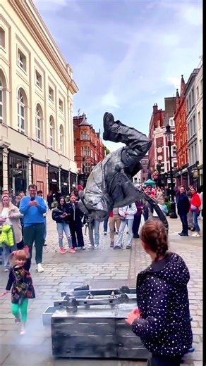 Street Acting with public interaction and reactions 21.#livingstatue #floating #performer #art #work