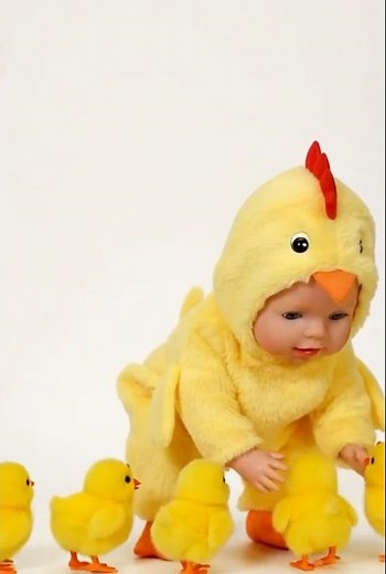 Baby Born’s Perfect Outfits for Spring Day Play! Playing with Chicks, Chasing Butterflies & Dancing!