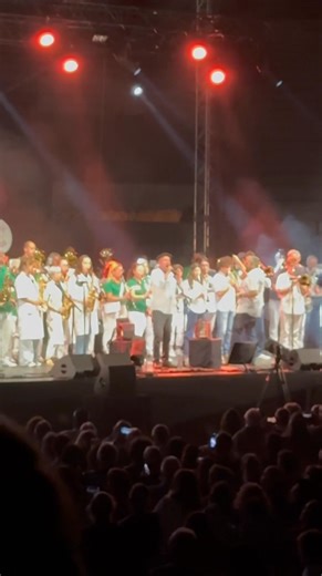 Joan de Nadau a entamé son concert aux arènes de Bayonne par la plus célèbre de ses chansons, l’Encantada #occitanie #arenes #NADAU #bayonne #paysbasque #encantada | Mike Bresson