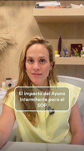 El ayuno intermitente podría ser un aliado poderoso para mujeres con Síndrome de Ovario Poliquístico. En un estudio en el que colaboré, tras 90 días de Time‑Restricted Eating se observaron mejoras significativas: Menor resistencia a la insulina, reducción de andrógenos (menos acné y vello), mejor patrón ovárico y descenso de hormonas como testosterona, LH y FSH. Esto es un claro ejemplo de cómo nuestro estilo de vida puede ser una herramienta clave y complementaria dentro de un abordaje integral