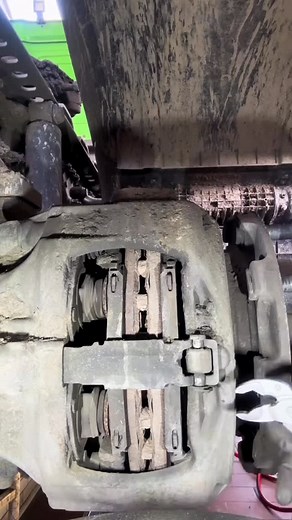 Process of changing brake pads on a truck. When selecting brake pads for a truck, focus on the best quality and meet the following factors : @febi.bilstein 1. **Material Type**: Look for pads made from ceramic, semi-metallic, or organic materials. Each type has different characteristics in terms of performance and lifespan. 2. **Compatibility**: Ensure the brake pads are compatible with your truck’s make and model. Check the vehicle’s specifications. 3. **Heat Resistance**: Choose pads that can 