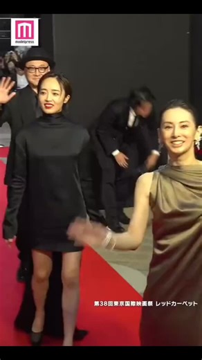 🐥🍆なおたつ🕊💐🎠🍃🍮🕒🎹 on Instagram: "里帆ちゃーん🥳💖✨ 【里帆ちゃん情報】 第38回東京国際映画祭でデコルテ全開の吉岡里帆が美しい黒キャミソール＆黄金ジュエリーでキラキラ魅了のレッドカーペット #吉岡里帆 #りほぽ #りほらー #吉岡里帆画像保管倉庫 #東京国際映画祭 @riho_yoshioka"