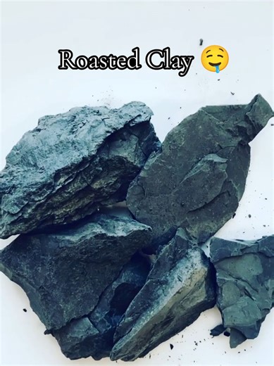 Roasted Black Clay Crunch 😋 Non Sticky, mouth watering clay 🤤 Ural clay, red clay, white clay, kaolin 🤤 #tiktok #glina #clay #uralclay #crunch #asmr #asmrfood #redclay #glina #ural