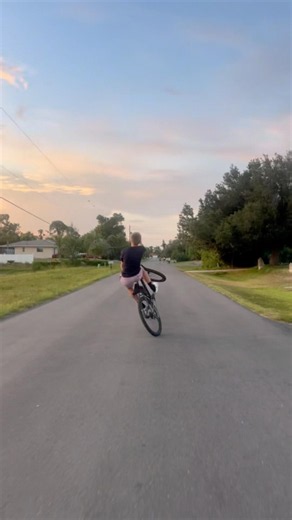 Getting really good 🖤🤍#bikelife #wheelie #c100