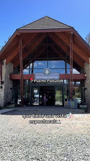 Guía definitiva para tu viaje a Bariloche 🇦🇷🫶🏻 ✈️ Pasajes (solo mochila): Lima - Buenos Aires (ida y vuelta): 380 dólares en JetSmart. Buenos Aires - Bariloche (ida y vuelta): 75 dólares en Aerolíneas Argentinas. ➡ Tours en Bariloche (todos fueron hecho con la Agencia Natural Travel ) *El recorrido de los 7 lagos hasta San Martín de los Andes tuvo un costo de 30,000 pesos. Tiene una duración de 10 horas. *El tour al circuito chico tiene costo de 9,000 pesos y el ascenso al campanario tiene u