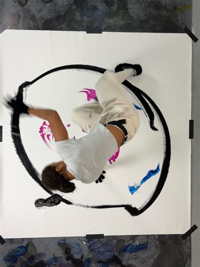 Kanti on Instagram: "Yo tout le monde ✌🏽 Je suis très heureux de vous présenter ma 8ᵉ collaboration avec un·e artiste danseur·se. Cette fois, mon invitée à l’atelier était B-girl Carlota @bgirlcarlota ! Elle a réalisé deux enchaînements signatures en suivant mon code couleur, tout en ajoutant sa petite touche perso : • Noir : pied droit • Bleu : pied gauche • Magenta : mains C’est la première fois qu’un·e artiste avec qui je collabore utilise trois couleurs (trois points d’appui). On aur