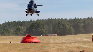 Mehrere Hubschrauber fliegen unablässig über der Saalfelder Höhe und helfen aus der Luft bei der Waldbrandbekämpfung. | OTZ Saalfeld | Rudolstadt