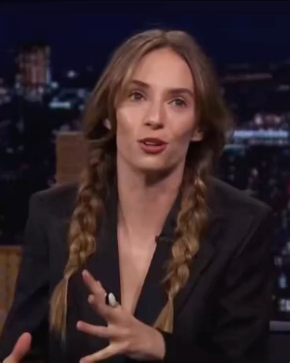 Jogos Vorazes - A Fagulha on Instagram: "Em entrevista para Jimmy Fallon, a atriz Maya Hawke, que interpreta a jovem Wiress em Jogos Vorazes – Amanhecer na Colheita, revelou que Jennifer Lawrence estará reprisando seu papel de Katniss Everdeen no mais novo filme da saga Jogos Vorazes, que estreia em novembro deste ano. (VEJA O VÍDEO NESTE POST) A informação já havia sido divulgada recentemente por alguns veículos de comunicação, que confirmaram também a volta de Josh Hutcherson como Peeta Mellar